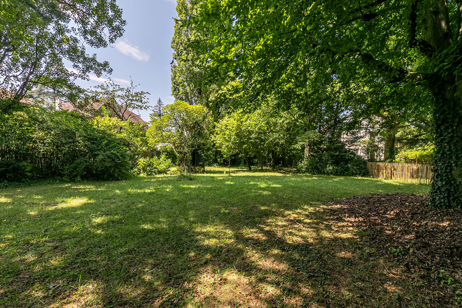 Photo Terrain de 1450m² plat et joliment arboré image 3/3