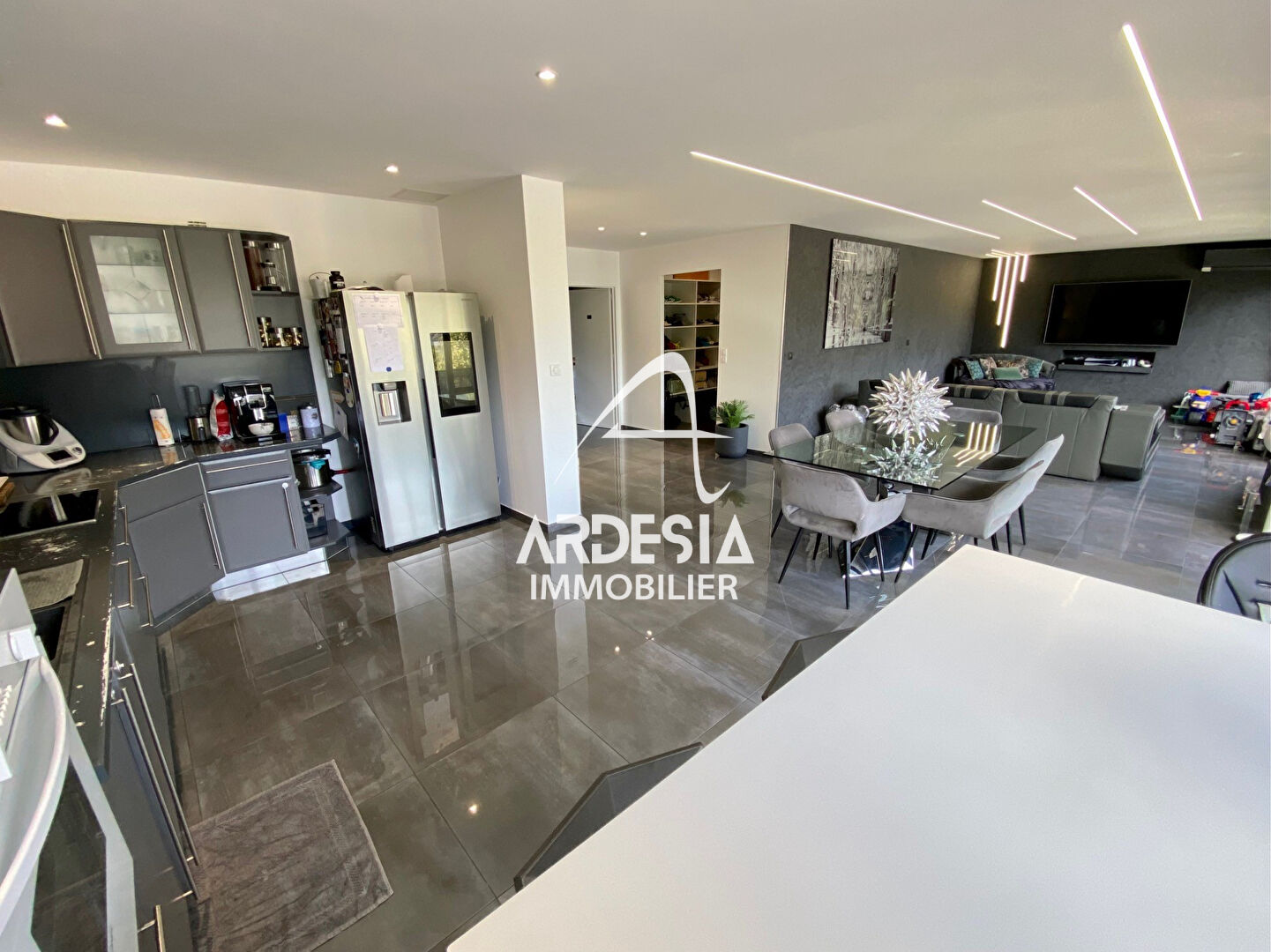 Photo APPARTEMENT 3 CHAMBRES au centre ville de Saint Jean de Maurienne avec garage double image 3/6