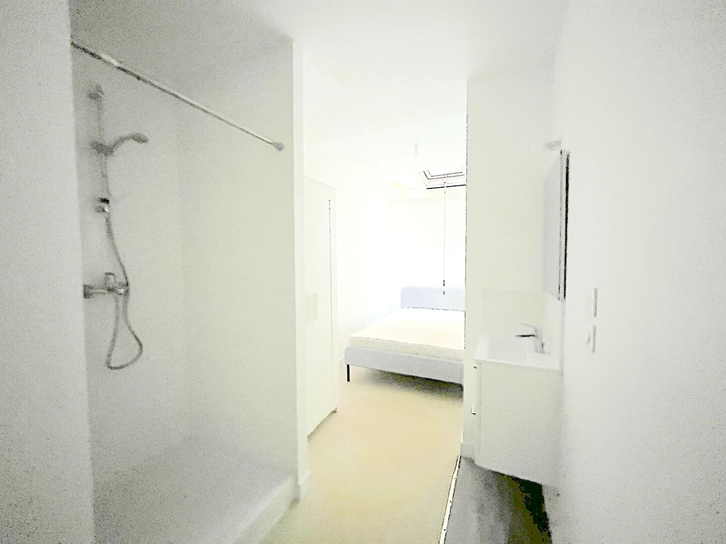 Photo A LOUER APPARTEMENT DE TYPE 2 MEUBLE - BORDEAUX PLACE PAUL DOUMER image 4/5