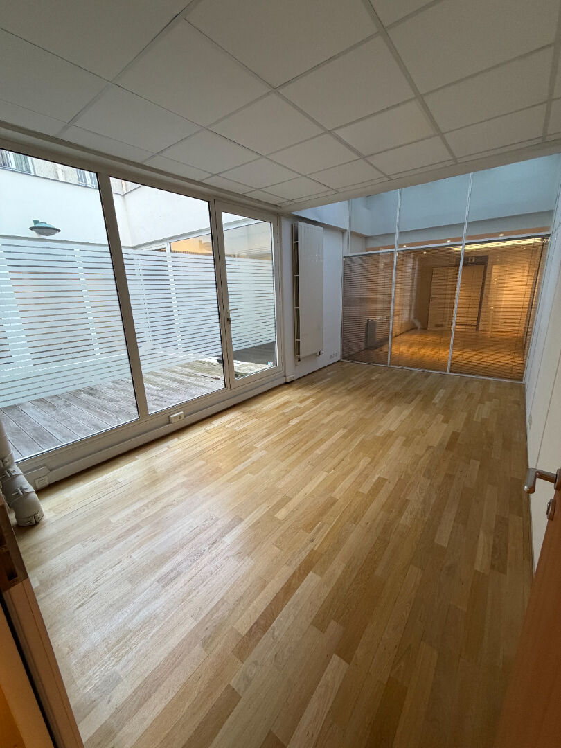 SPACIEUX LOCAL COMMERCIAL au coeur du 17 ème arrondissement