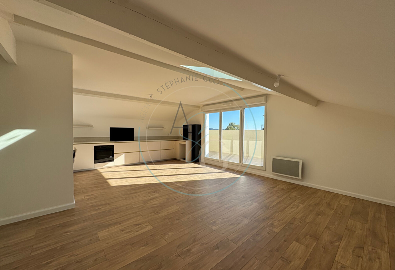 COGOLIN - Appartement T3 sous les toits avec vue mer et château - 3 Parkings