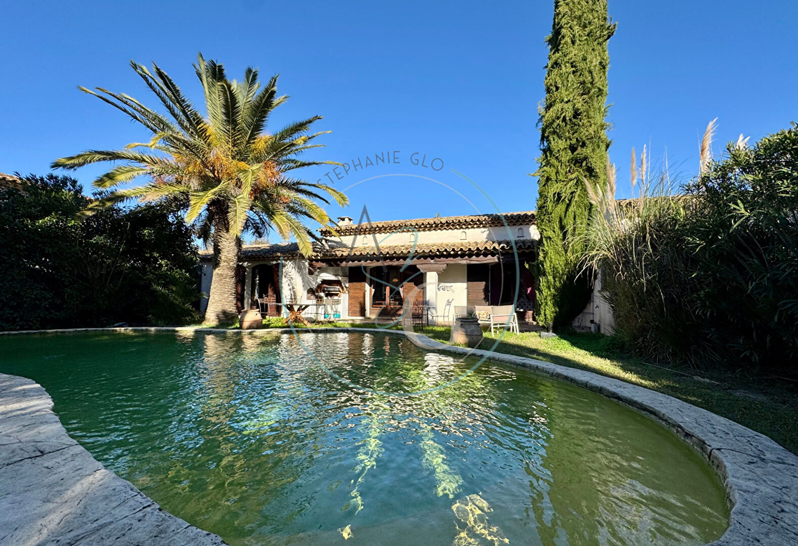 GRIMAUD - Maison atypique avec piscine, composée de deux logements indépendants