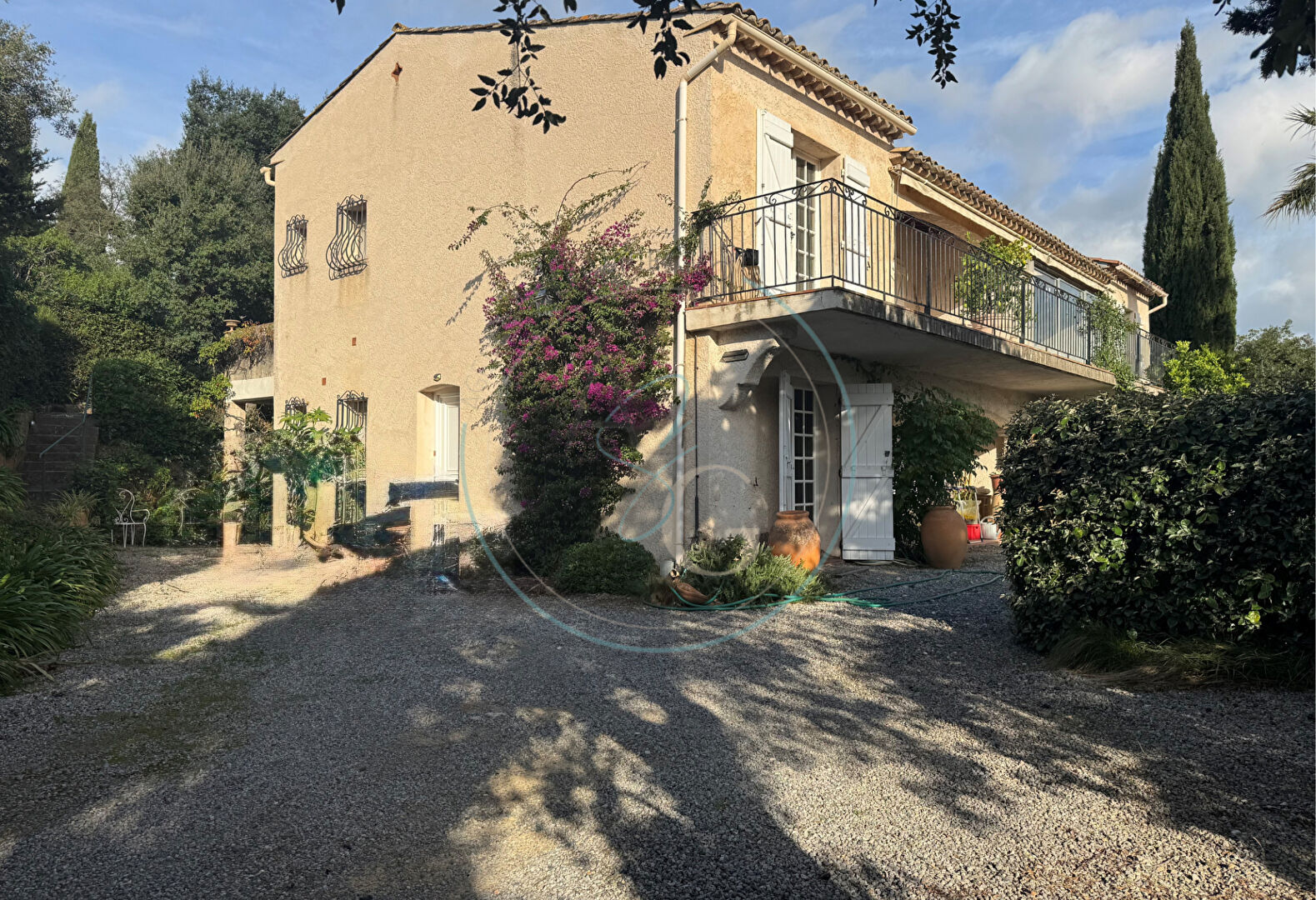 GRIMAUD - Maison divisée en 3 appartements dans domaine sécurisé - Vue mer