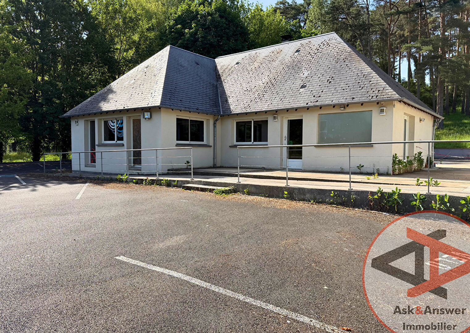 Restaurant emblématique de Monts : Murs commerciaux avec Licence IV, terrasse événementielle de 350 m² et fort potentiel de développement