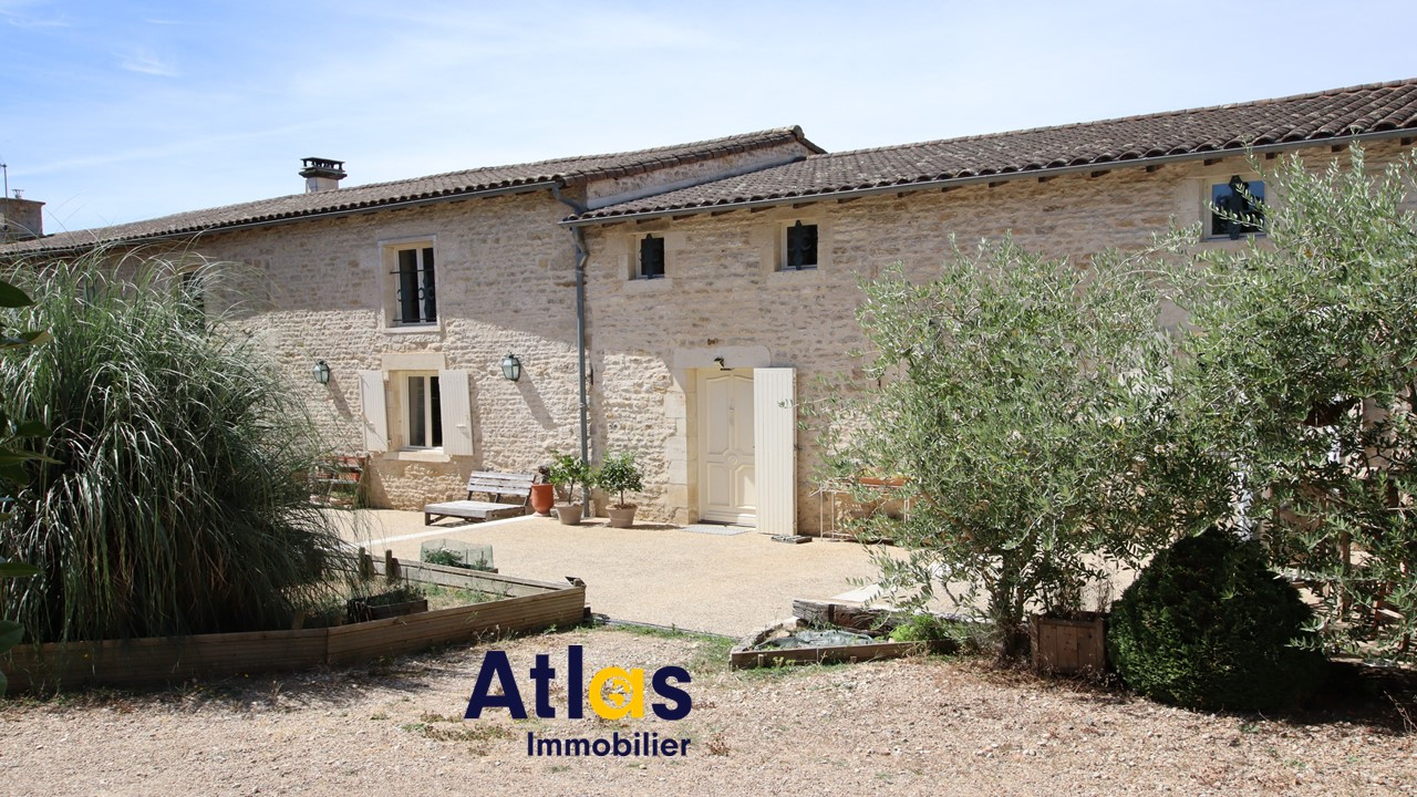 Belle longère rénovée 5 chambres et bureau avec dépendances