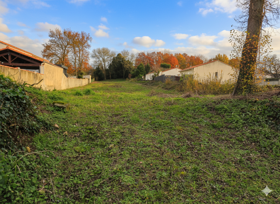 Photo Terrain à bâtir 2270 m2, centre bourg de VOUILLE image 2/3