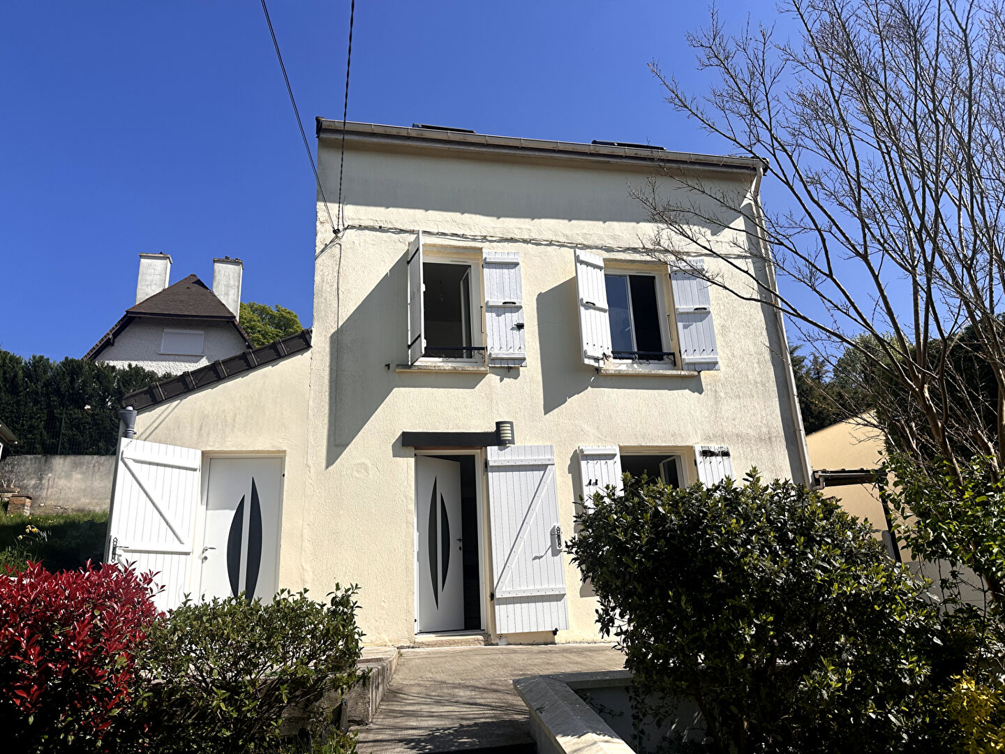 Maison dans une rue confidentielle du centre-ville