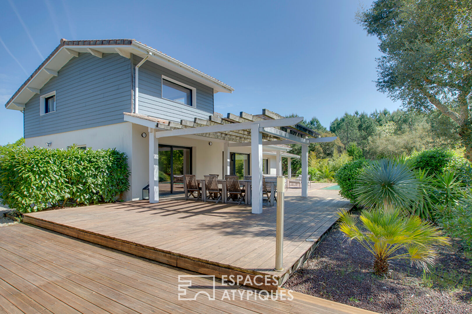 Photo Lignes contemporaines entre forêt et océan image 1/6