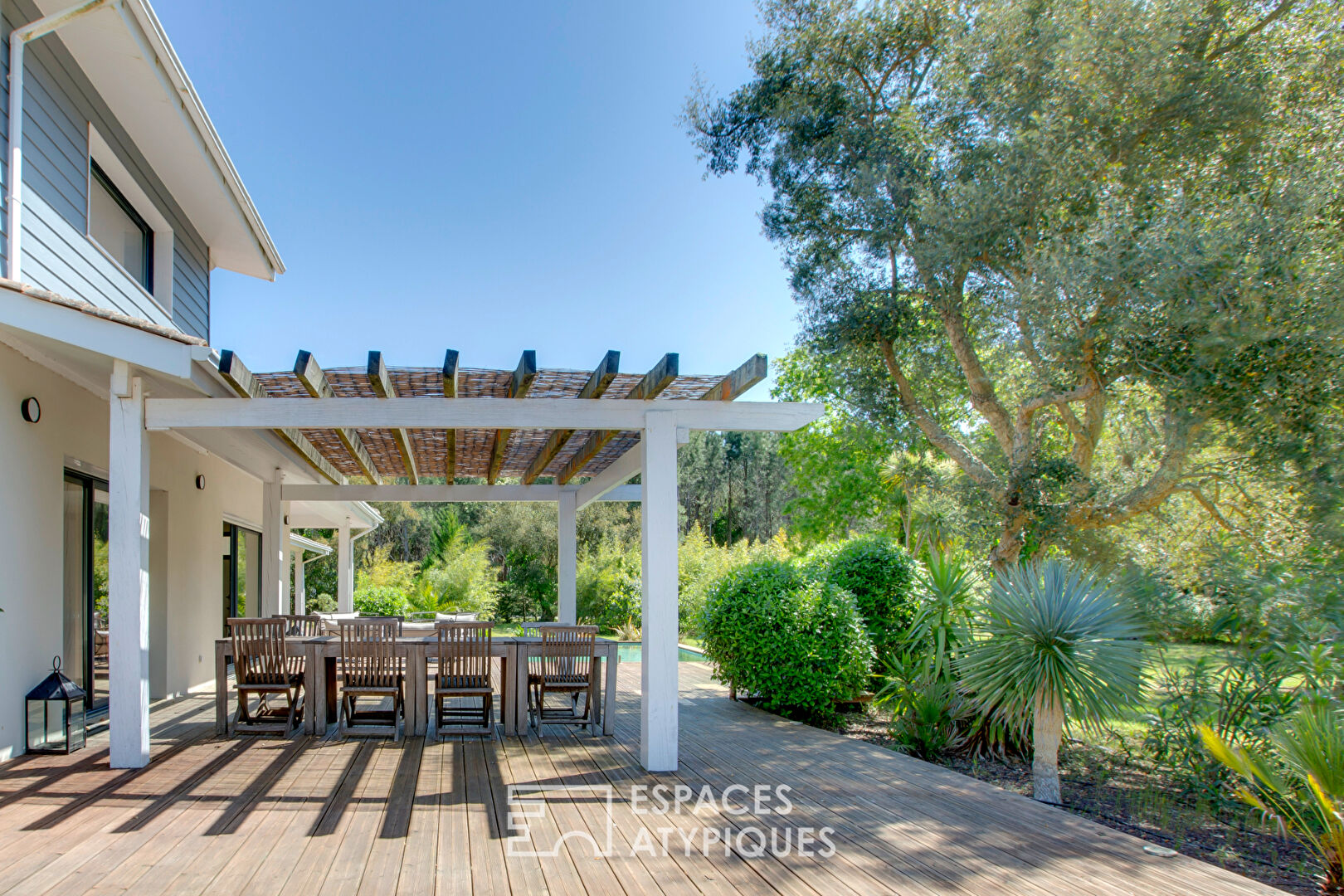 Photo Lignes contemporaines entre forêt et océan image 2/6