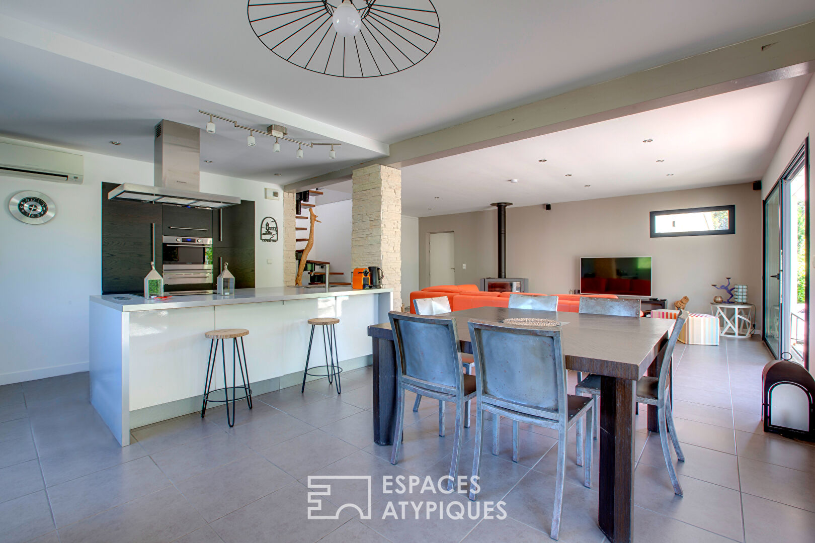 Photo Lignes contemporaines entre forêt et océan image 4/6