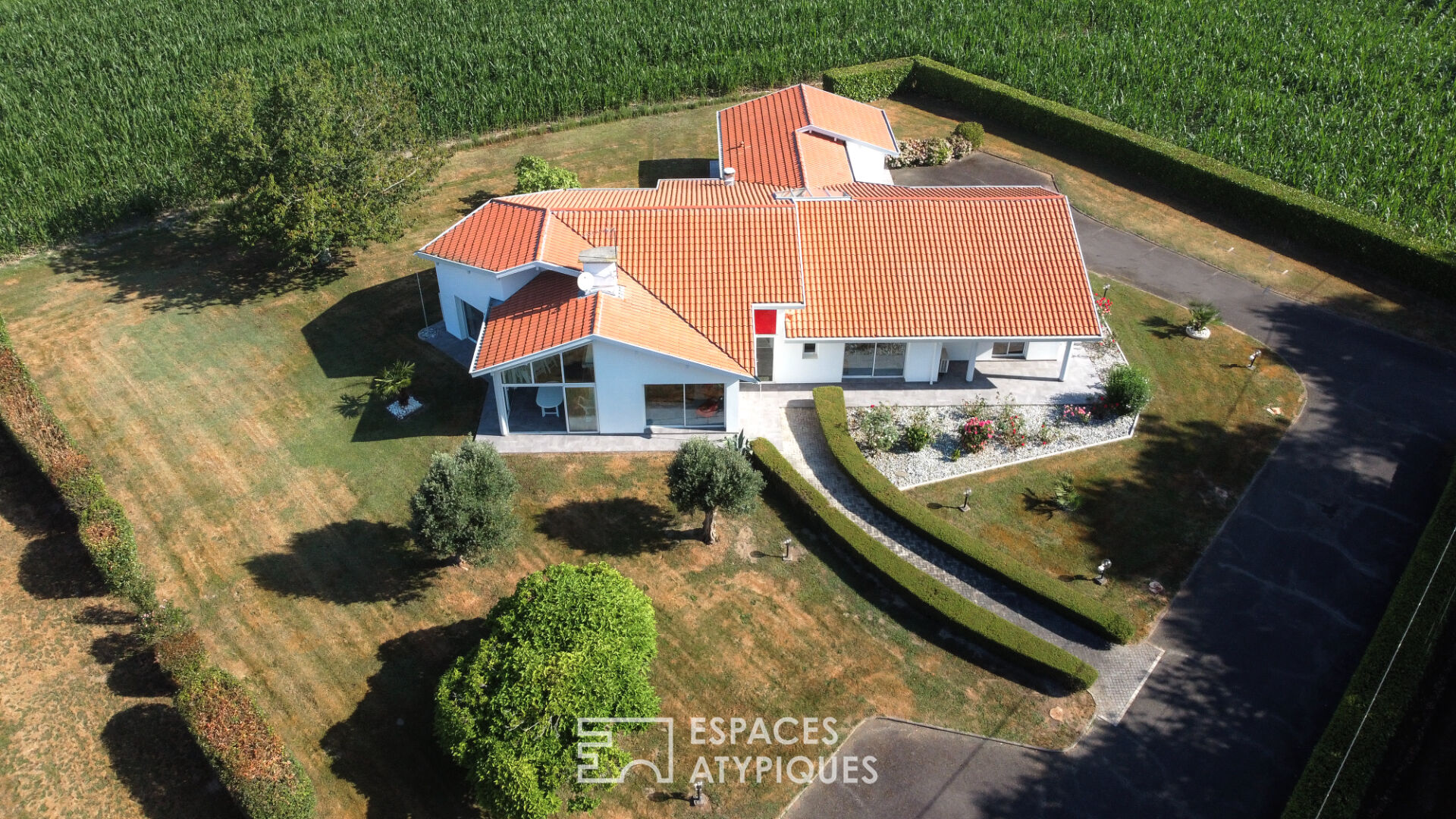 Villa contemporaine en étoile dans un écrin de verdure