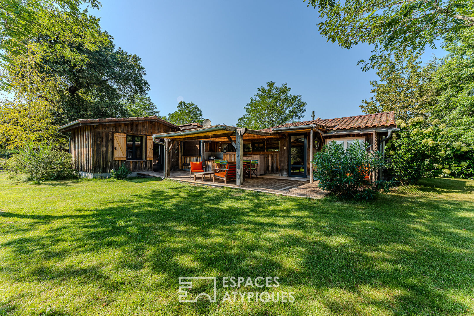 Propriété singulière et ses deux maisons en pleine nature