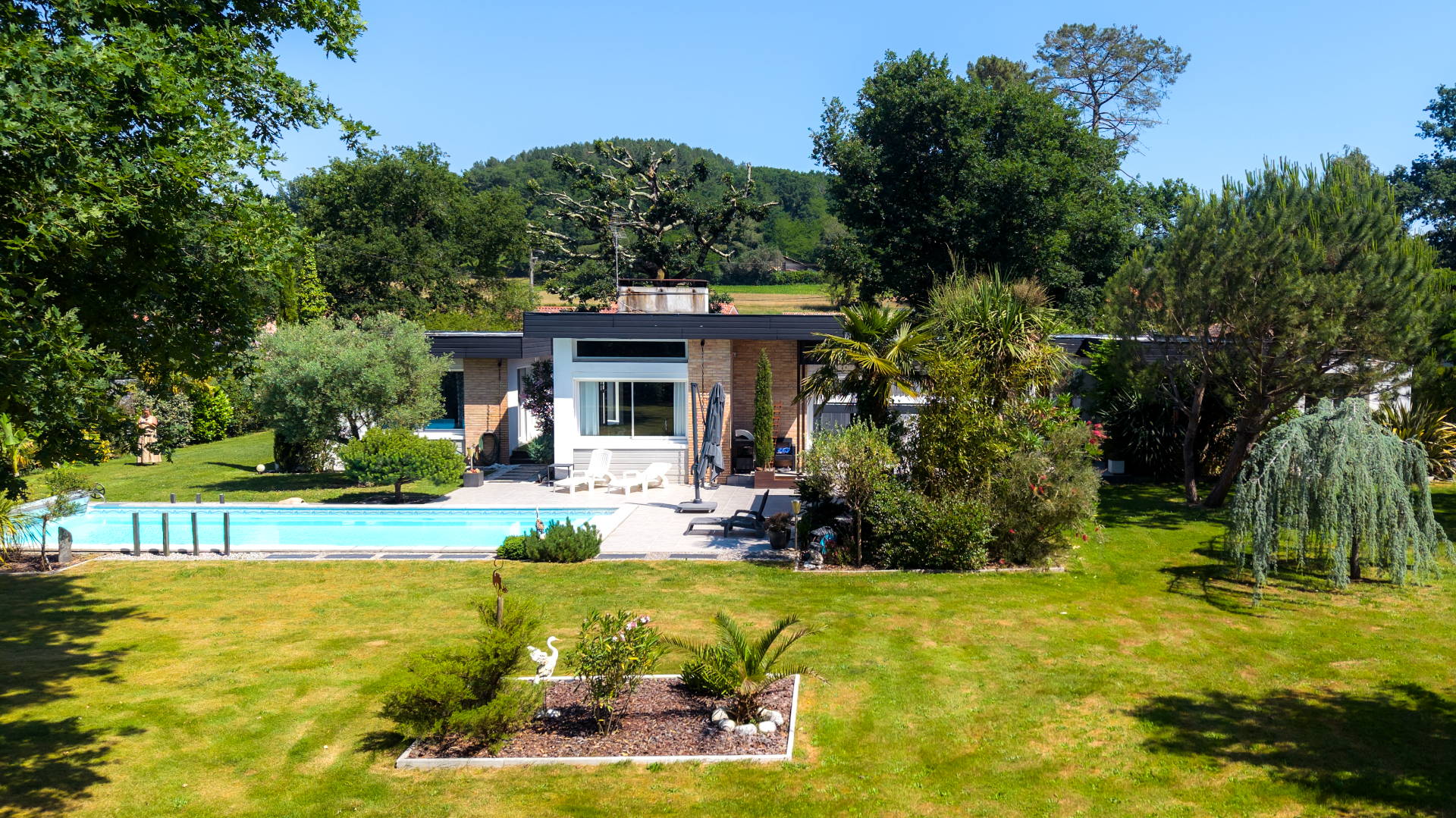 Villa d'architecte lumineuse avec piscine et jardin arboré