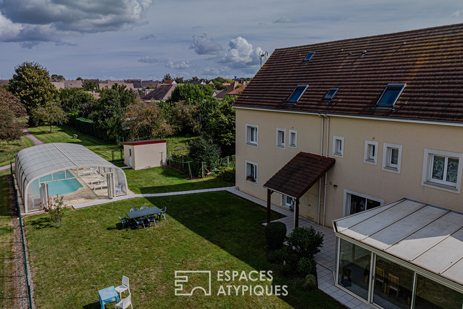 Maison récente avec piscine extérieure