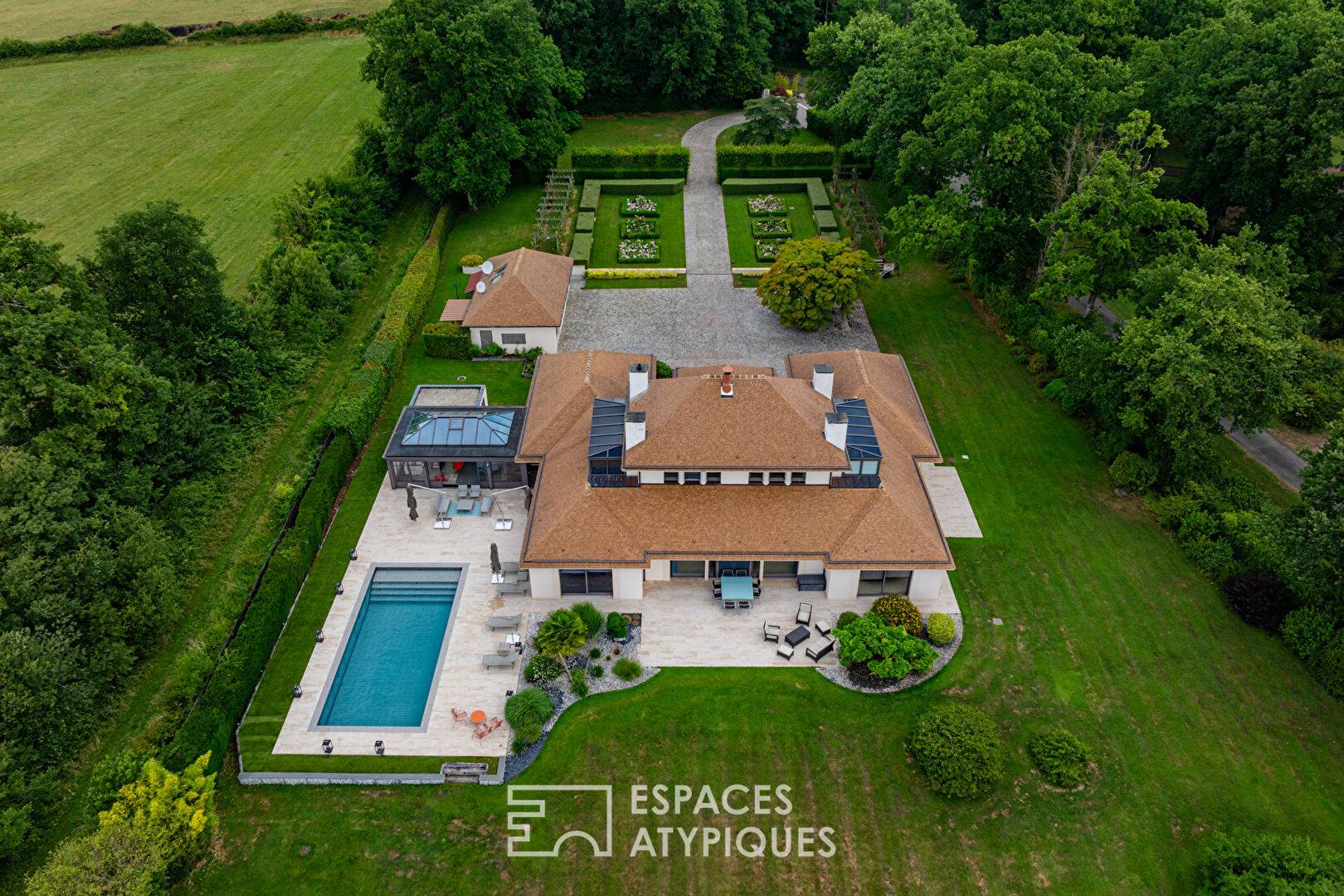 Photo Maison d'architecte avec piscine chauffée et vue sur la vallée image 2/6