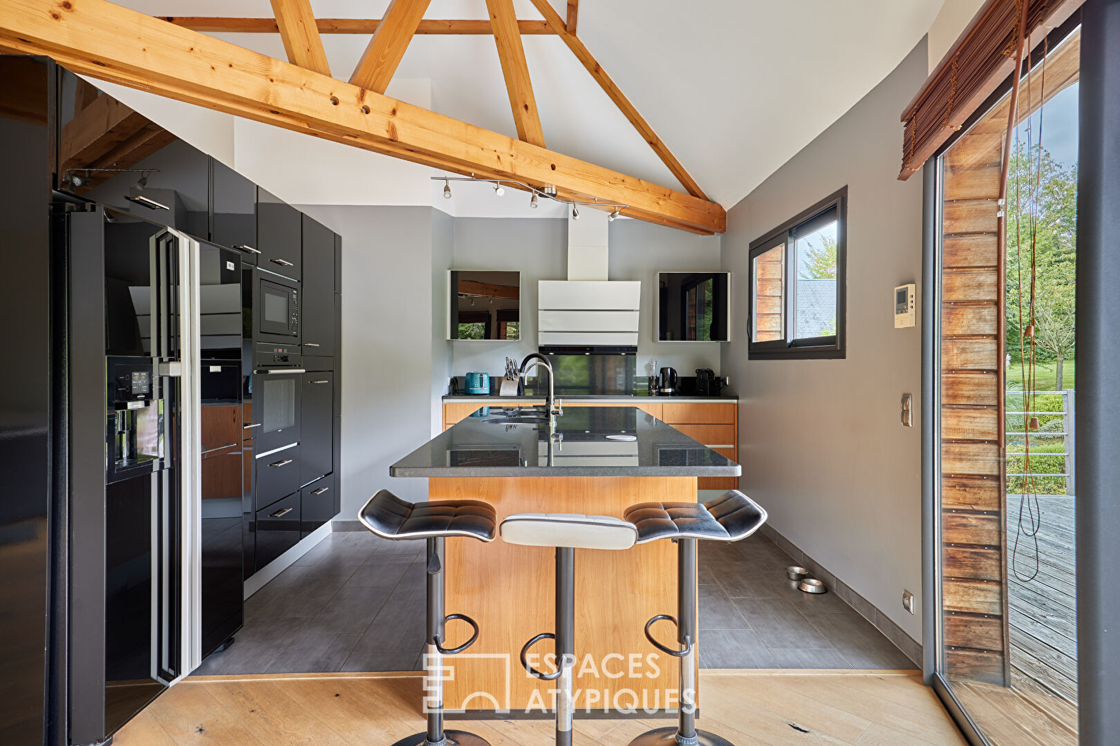 Photo Propriété contemporaine avec dépendance, piscine et panorama exceptionnel image 3/6