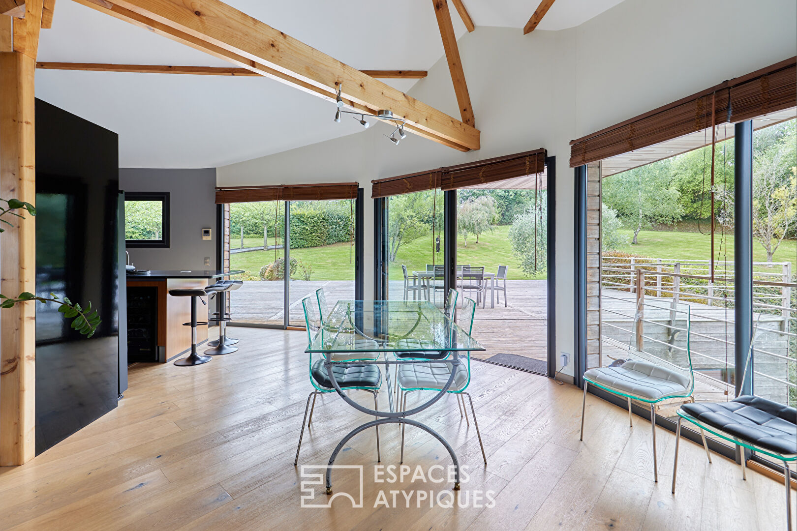 Photo Propriété contemporaine avec dépendance, piscine et panorama exceptionnel image 4/6