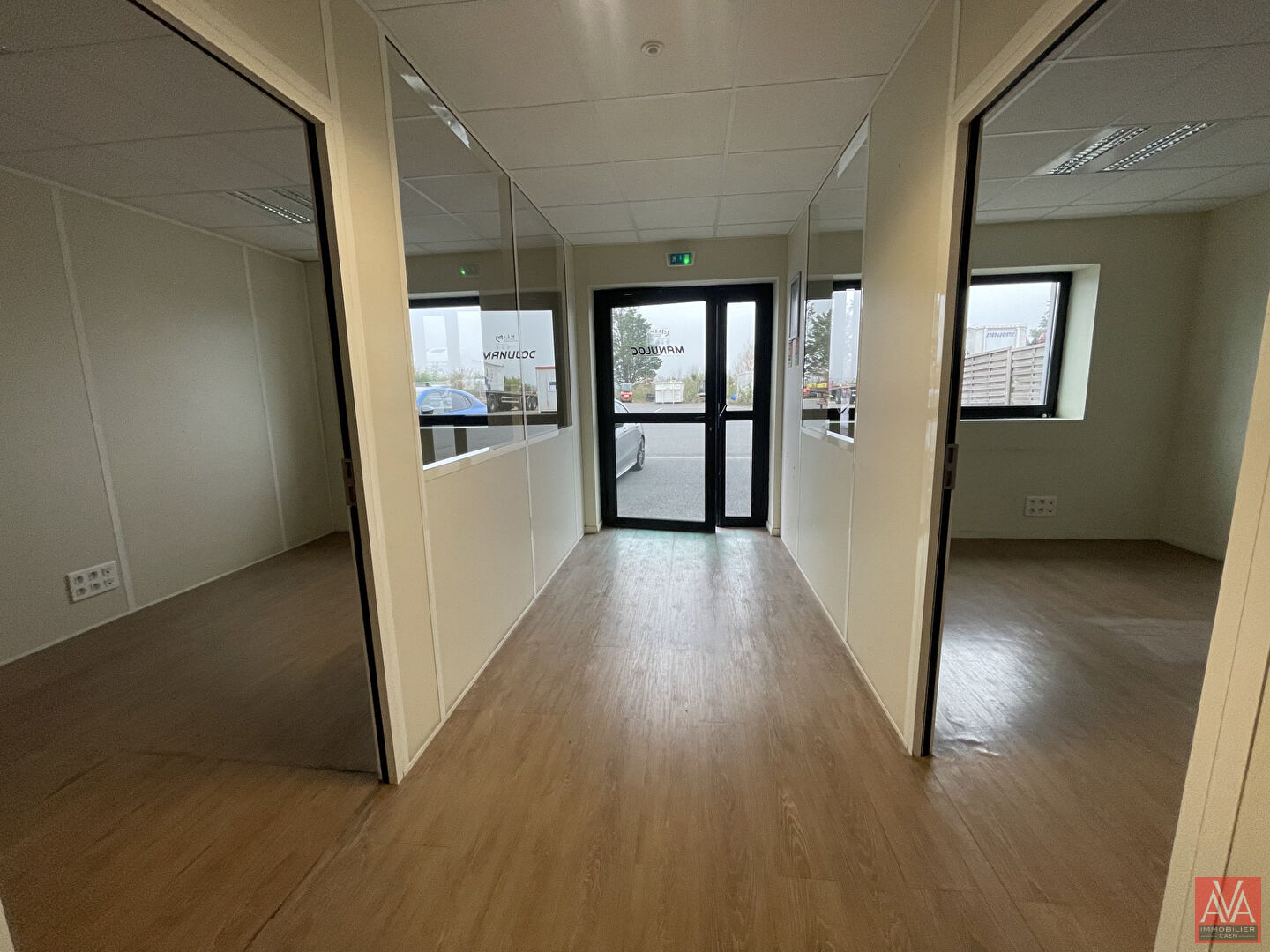 Photo A louer Ensemble 890 m² bureaux ,entrepôts  et parkings Caen bus de ville image 5/6