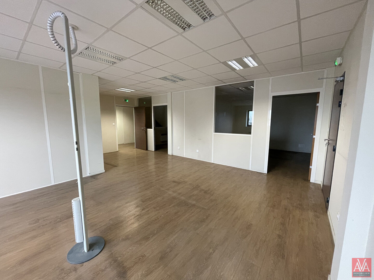 Photo A louer Ensemble 890 m² bureaux ,entrepôts  et parkings Caen bus de ville image 6/6