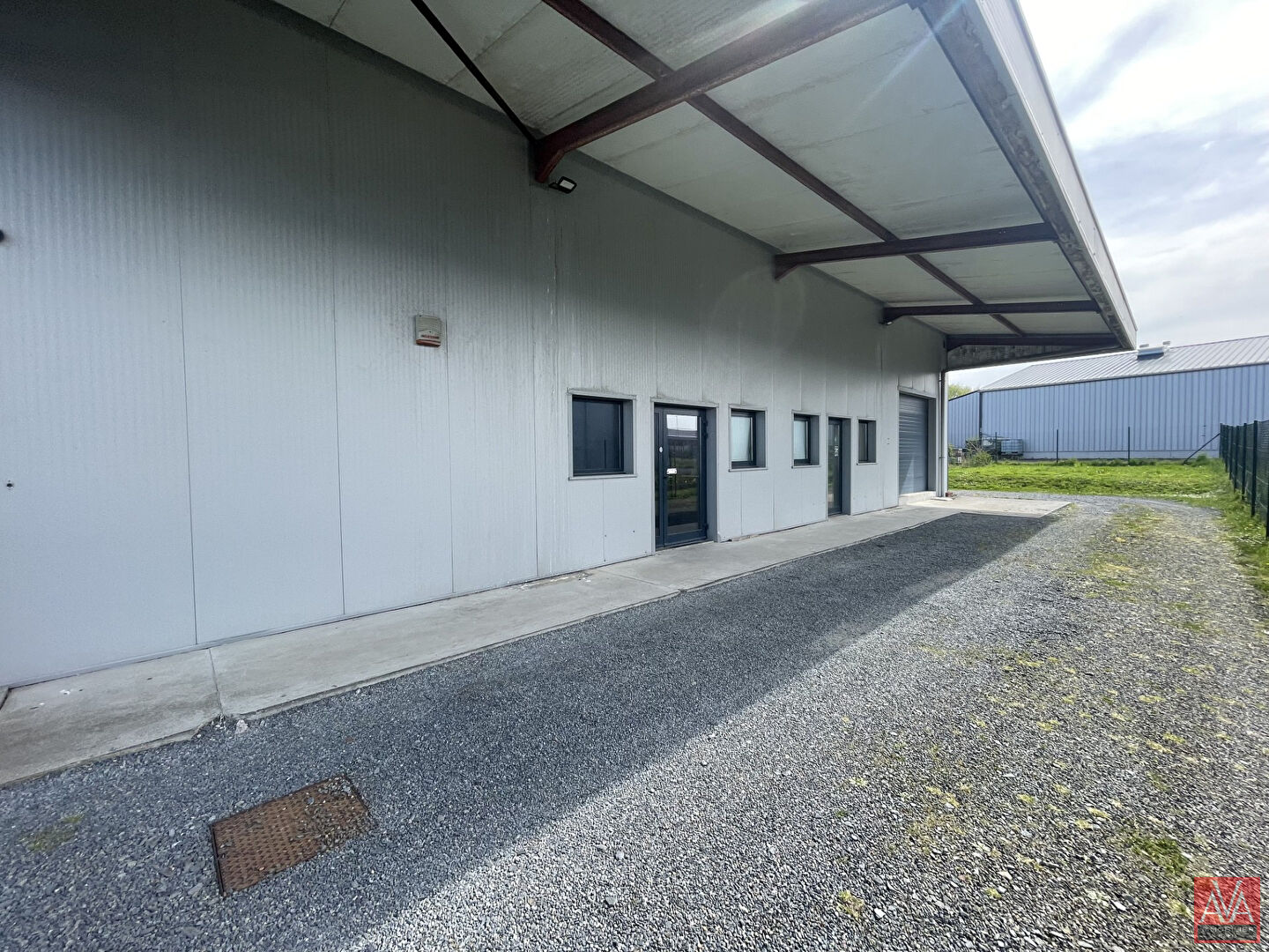 Photo Locaux d'activité Bureaux et atelier avec porte sectionnelle proche Bayeux image 3/6