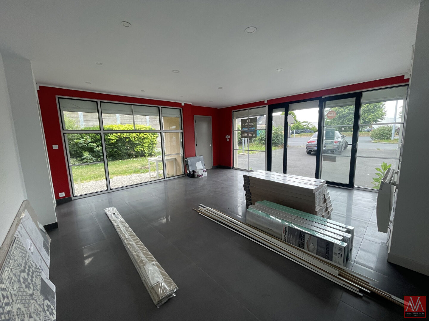 Photo Local avec vitrines axe Caen-Ouistreham image 2/3