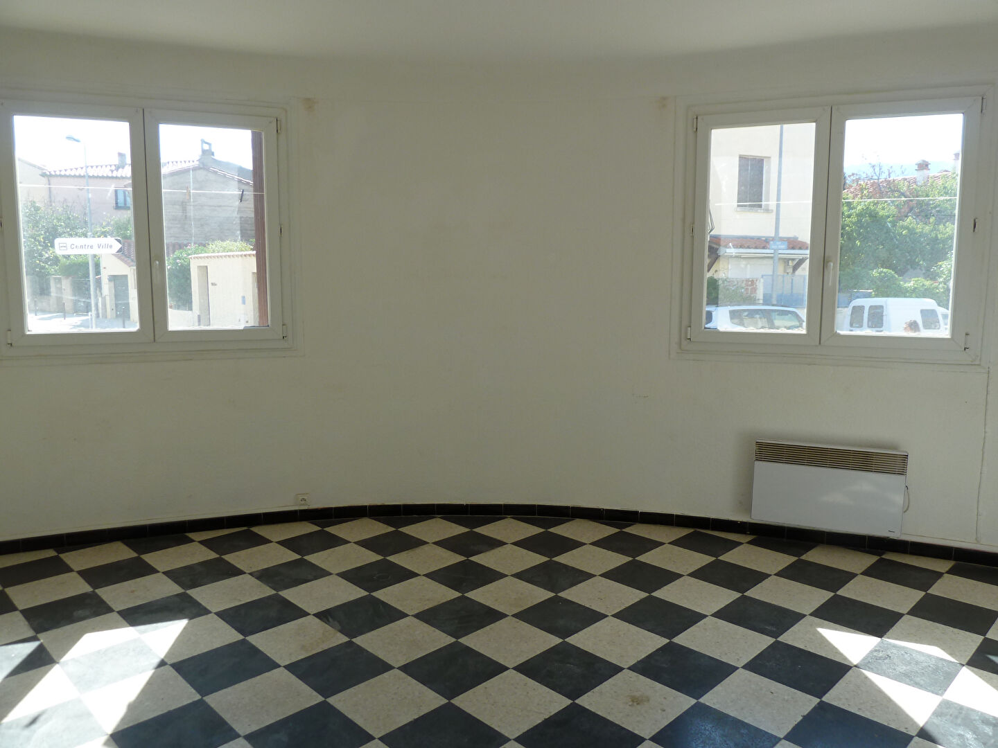 Photo Agréable Petite Maison de plain-pied avec Garage image 1/6