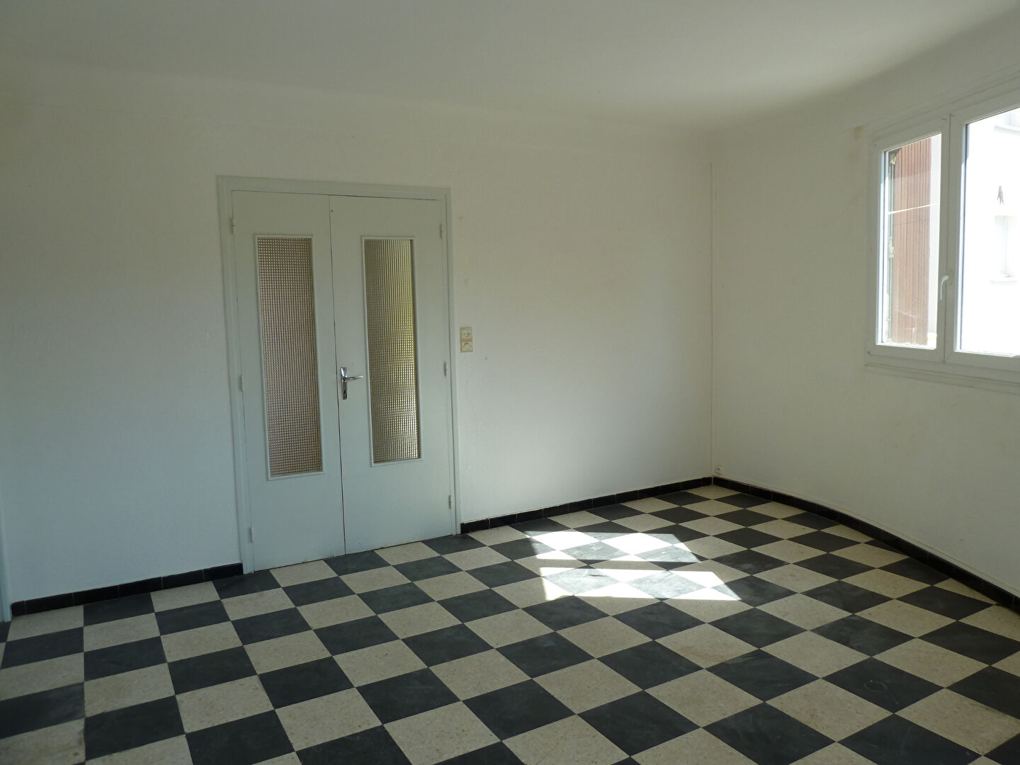 Photo Agréable Petite Maison de plain-pied avec Garage image 2/6