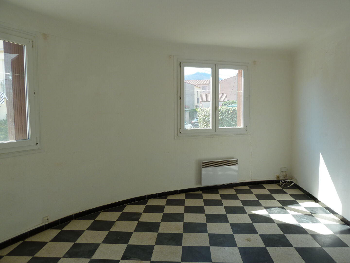 Photo Agréable Petite Maison de plain-pied avec Garage image 3/6