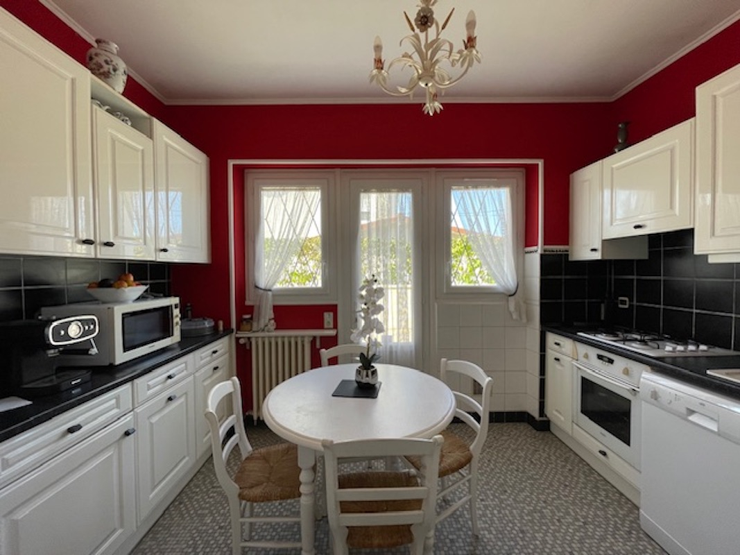 Photo Maison avec jardin et garages image 3/6