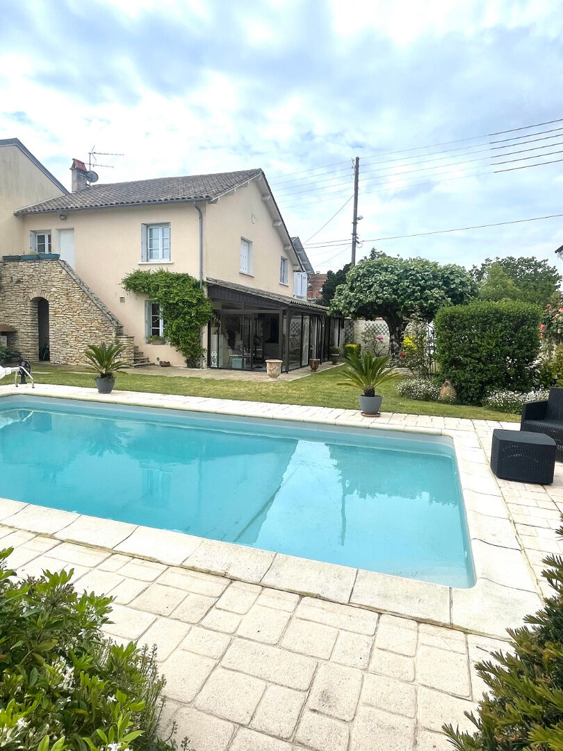 Maison 132.5 m2 + dépendance habitable, parking et piscine.