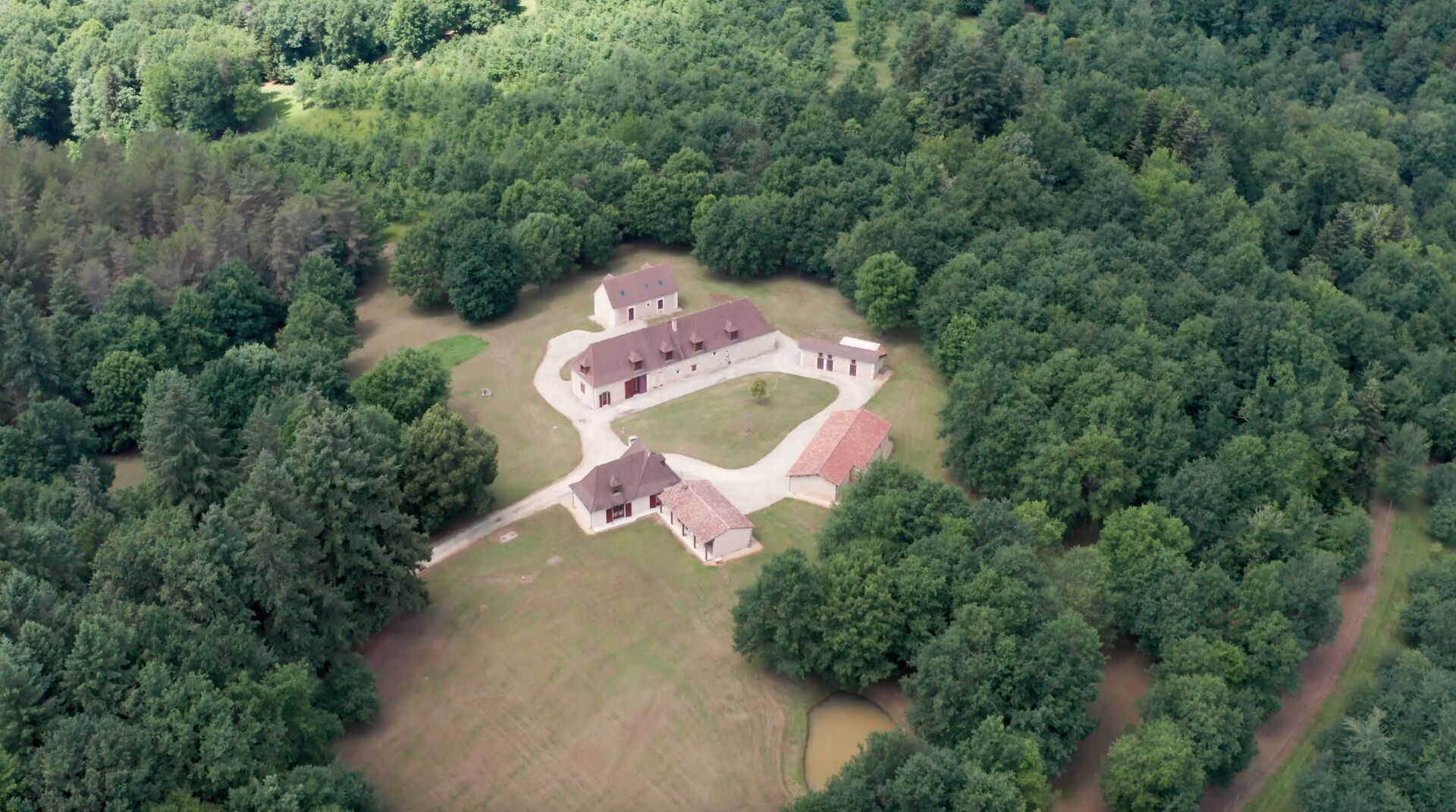 Ensemble immobilier et domaine forestier d'exception