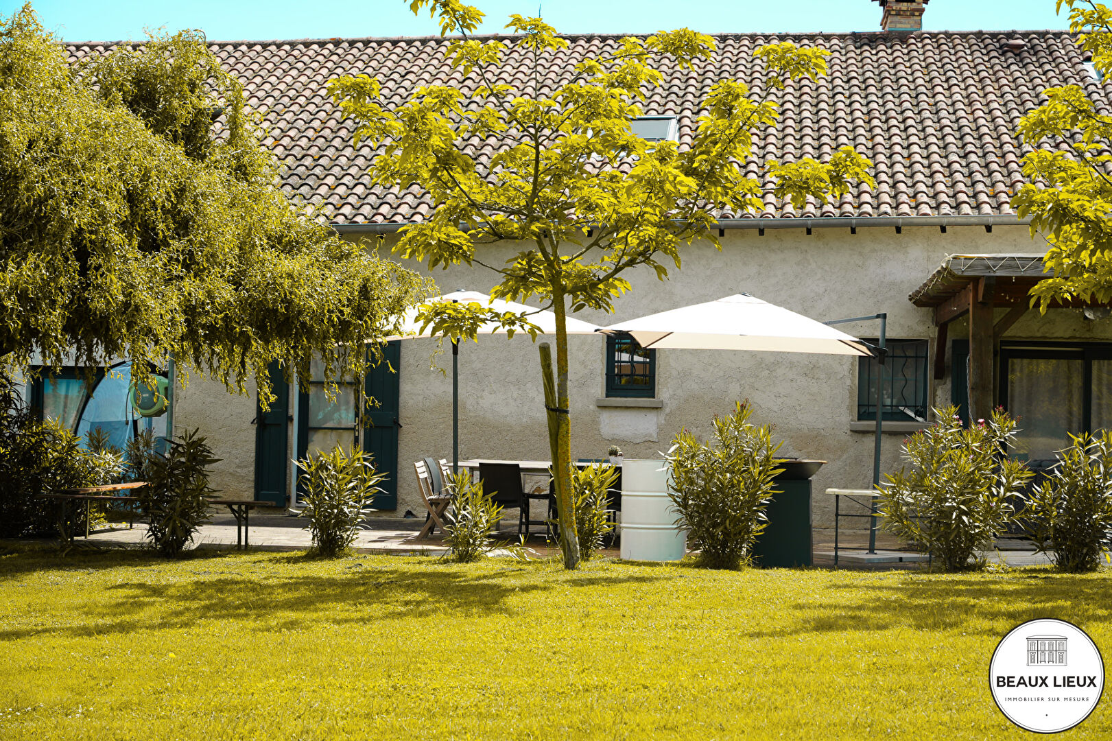 Villeneuve (01) - Belle longère de 330 m2 sur 4 400 m2 de terrain plat