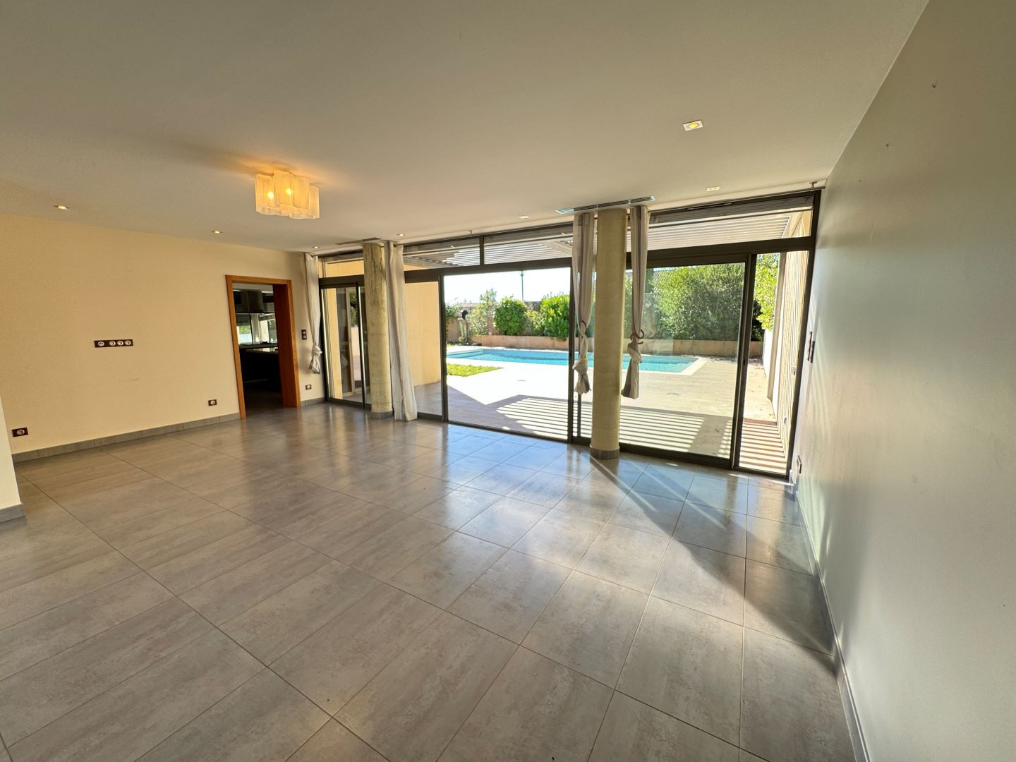 Photo Villa contemporaine 6 pièces env. 290 m² habitables  L Isle Jourdain image 4/6