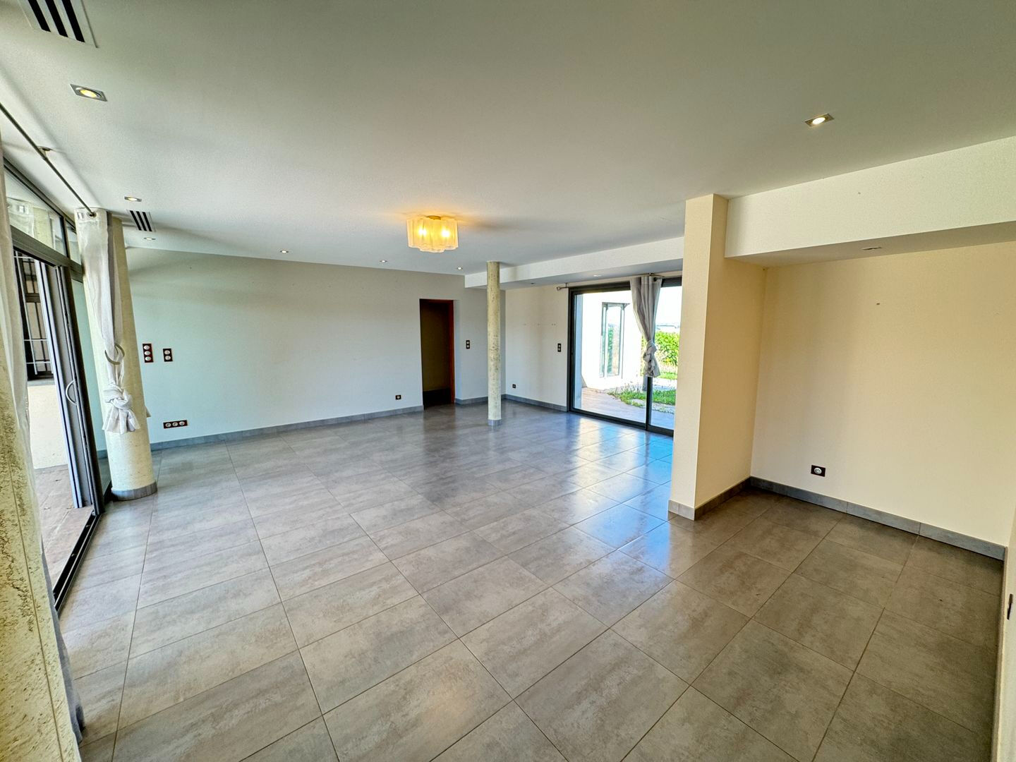 Photo Villa contemporaine 6 pièces env. 290 m² habitables  L Isle Jourdain image 5/6