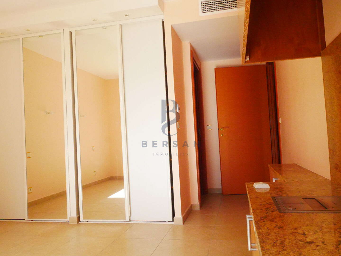 Photo Vaste 4/5 pièces avec piscine privative image 2/6