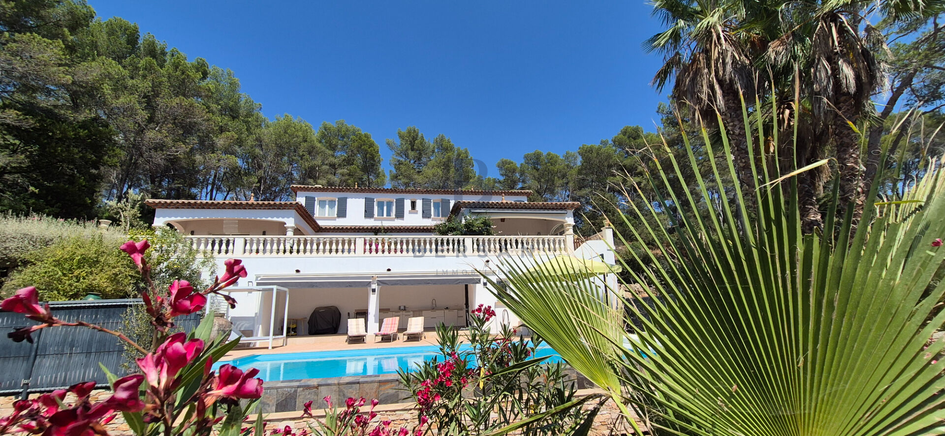 Photo VILLA AU COEUR D'UN DOMAINE PRISÉE image 2/6