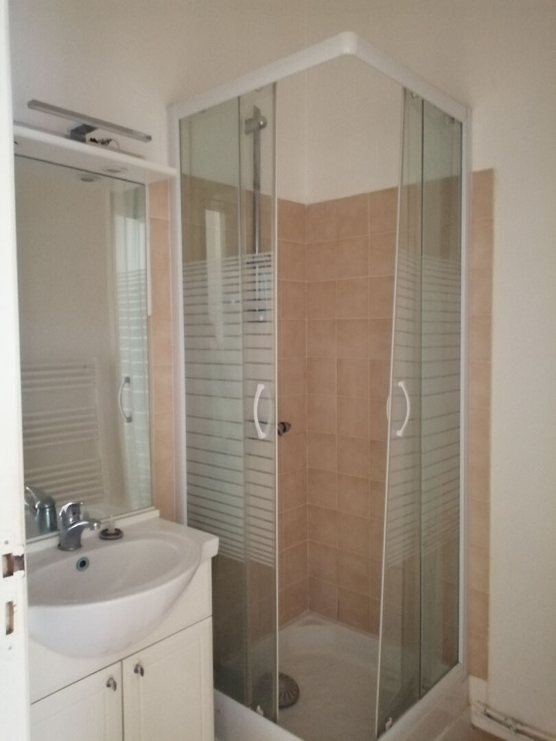 Photo SAUJON Centre - IMMEUBLE PPIED composé de 2 APPTS avec chacun sa COUR image 5/6