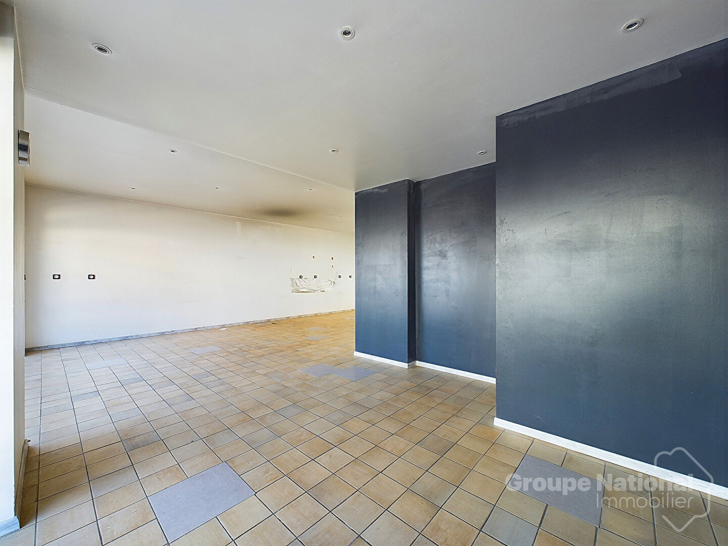 Photo Local commercial Garons 145 m2 image 2/6