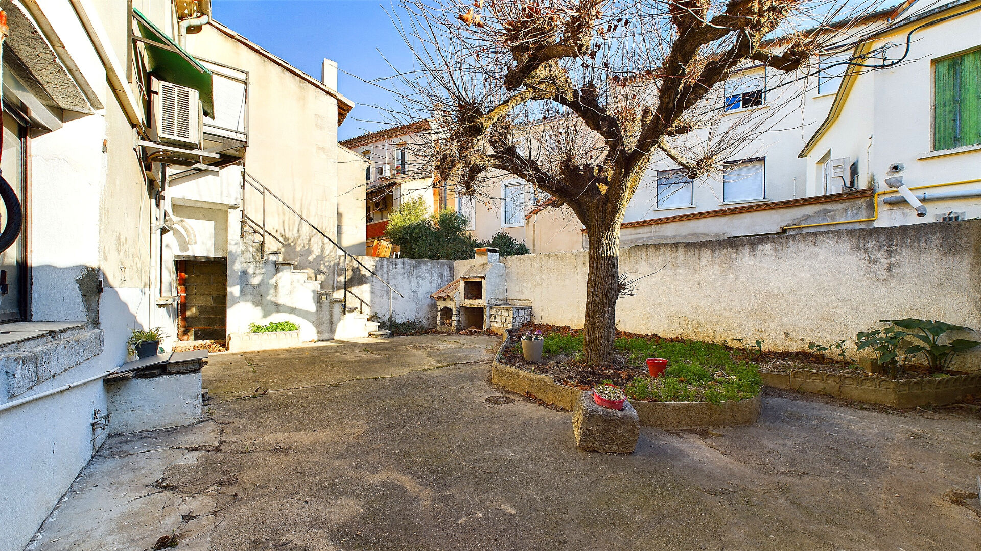 ST GILLES Maison de ville avec garage et cour