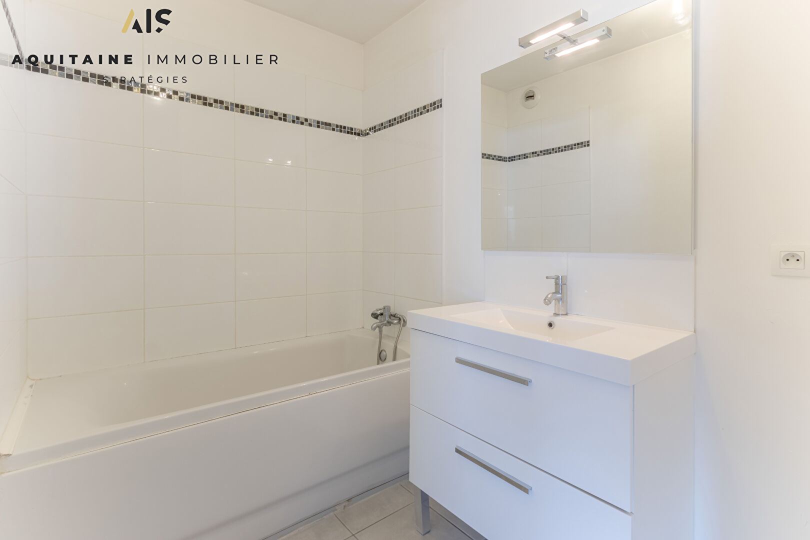 Photo AQUITAINE IMMOBILIER STRATEGIES - EXCLUSIVITE - CENON - T2 49 M² + PARKING PRIVATIF image 5/6