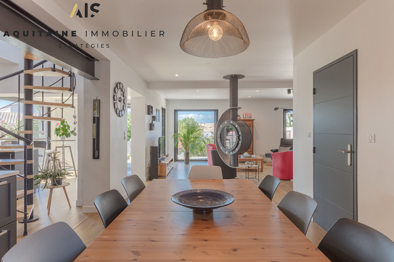 Photo AQUITAINE IMMOBILIER STRATEGIES - NOUVEAUTE - FOURAS - MAISON  T5/6 170 M²  - PARCELLE 329 M² - VUE MER A L ETAGE. image 2/6