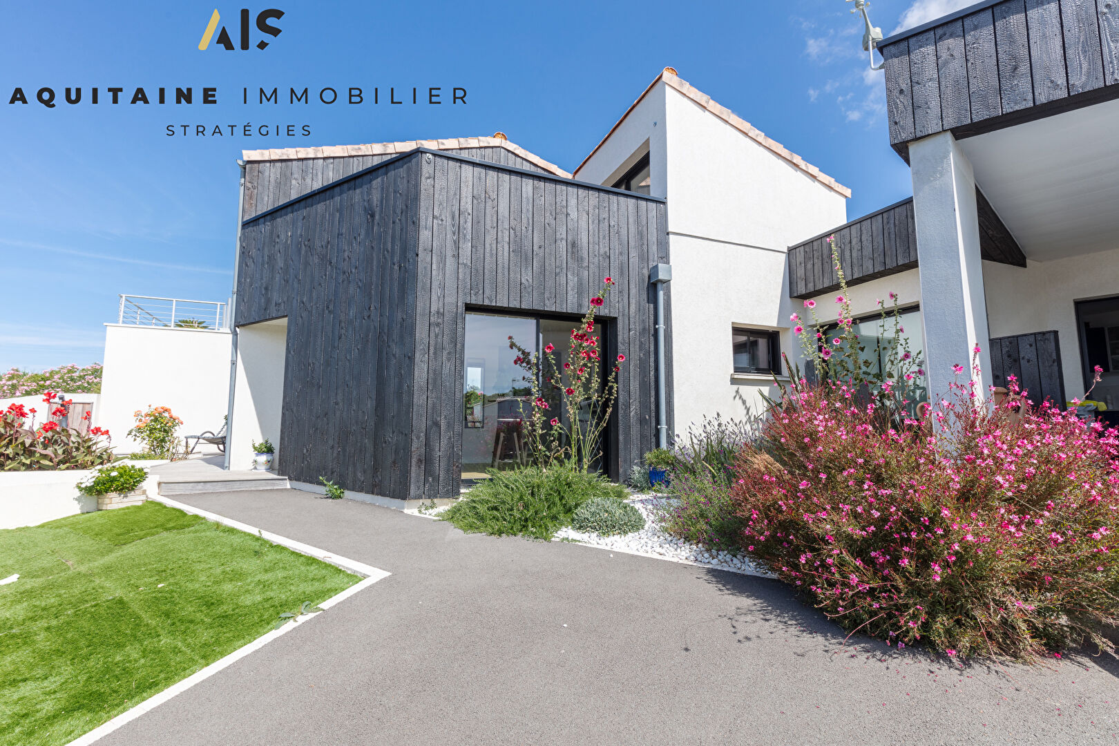 Photo AQUITAINE IMMOBILIER STRATEGIES - NOUVEAUTE - FOURAS - MAISON  T5/6 170 M²  - PARCELLE 329 M² - VUE MER A L ETAGE. image 4/6
