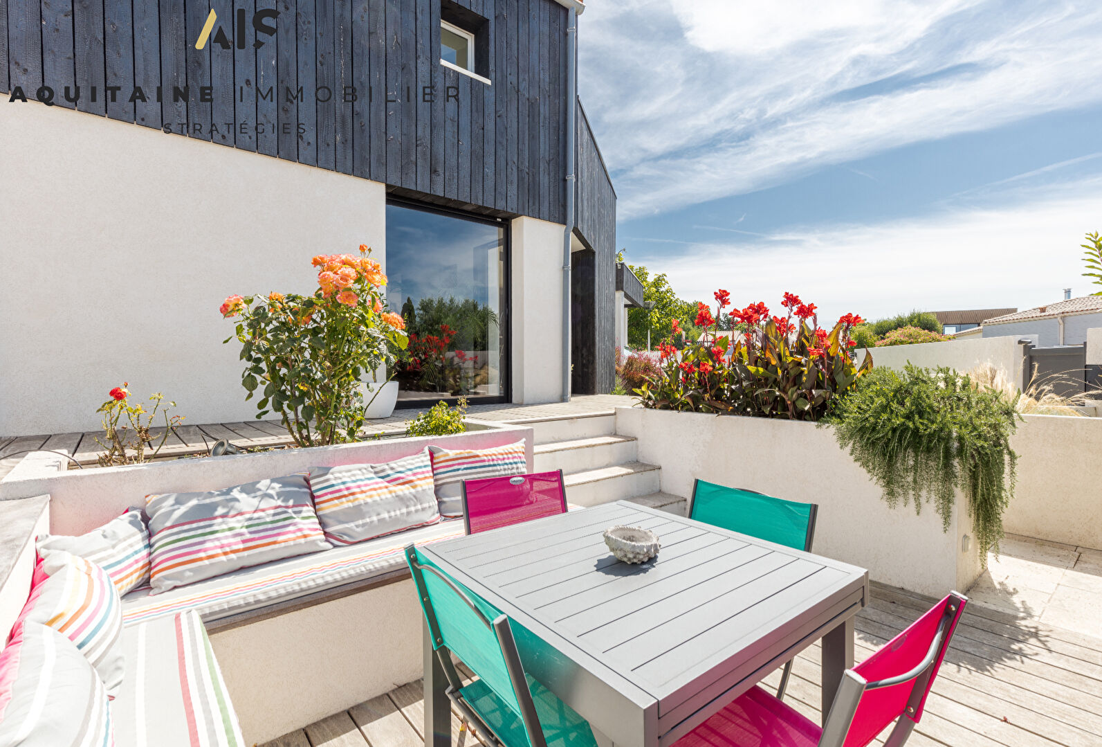 Photo AQUITAINE IMMOBILIER STRATEGIES - NOUVEAUTE - FOURAS - MAISON  T5/6 170 M²  - PARCELLE 329 M² - VUE MER A L ETAGE. image 5/6