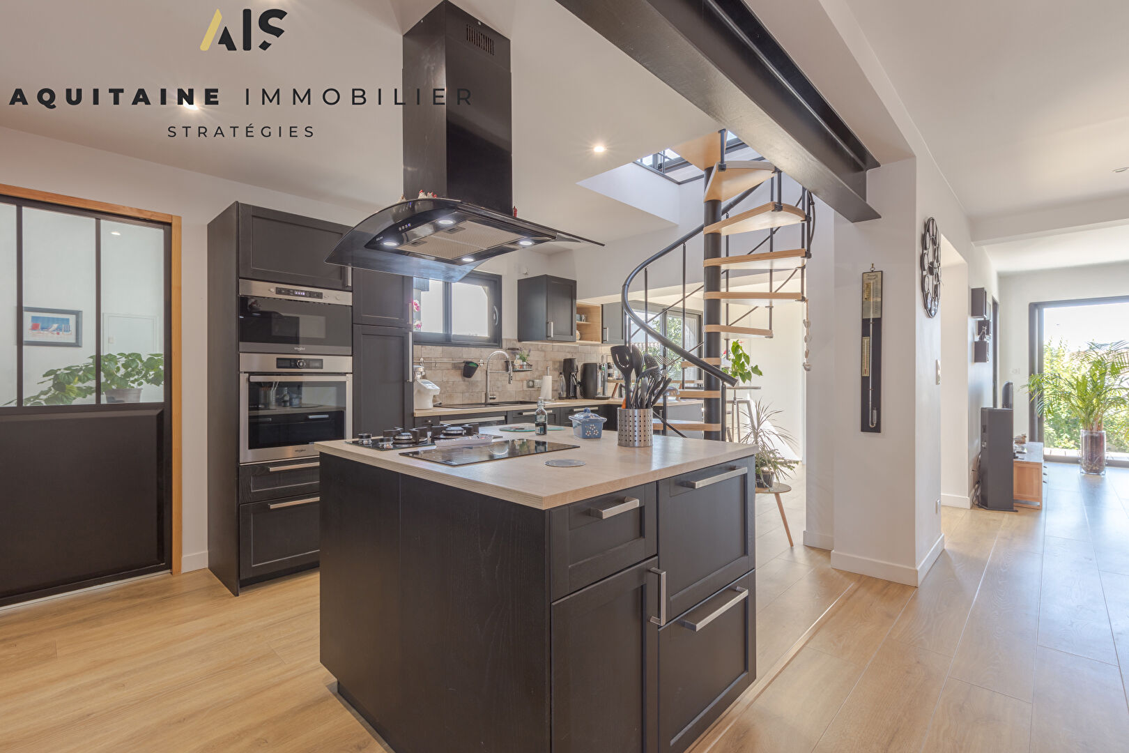 Photo AQUITAINE IMMOBILIER STRATEGIES - NOUVEAUTE - FOURAS - MAISON  T5/6 170 M²  - PARCELLE 329 M² - VUE MER A L ETAGE. image 6/6