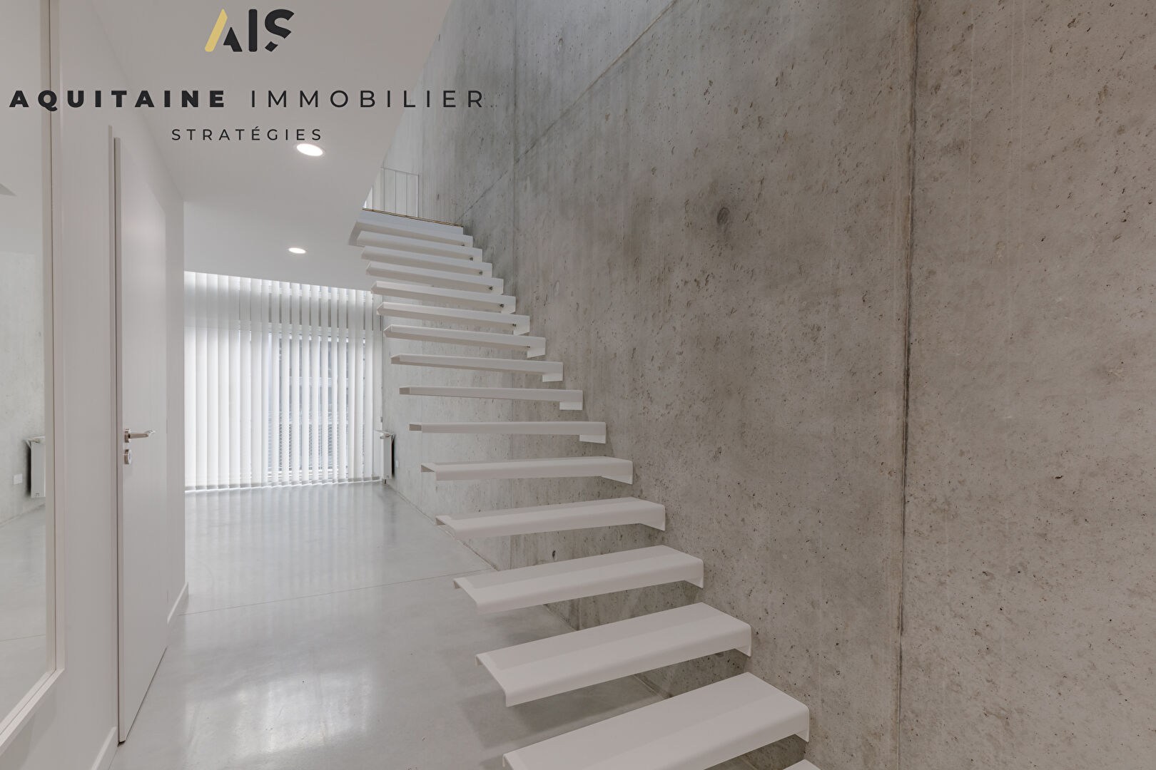 Photo DEJA VENDU PAR L AGENCE - AQUITAINE IMMOBILIER STRATEGIES - EXCLUSIVITE - BORDEAUX QUAI DE BRAZZA - DUPLEX 146 M² T5/6 AVEC TERRASSE  DE 15 M² + PARKINF PRIVATIF. image 2/6