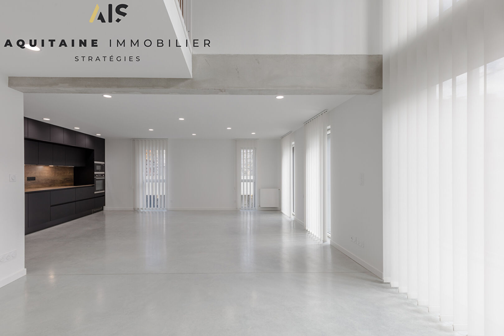 Photo DEJA VENDU PAR L AGENCE - AQUITAINE IMMOBILIER STRATEGIES - EXCLUSIVITE - BORDEAUX QUAI DE BRAZZA - DUPLEX 146 M² T5/6 AVEC TERRASSE  DE 15 M² + PARKINF PRIVATIF. image 5/6