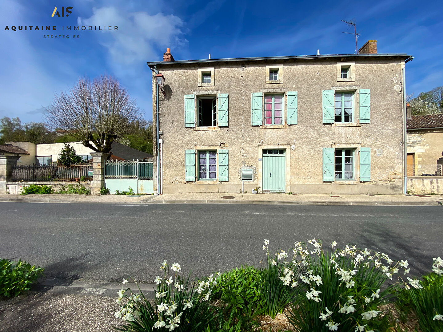 AQUITAINE IMMOBILIER STRATEGIES - MAISON DE VILLAGE AVEC COUR