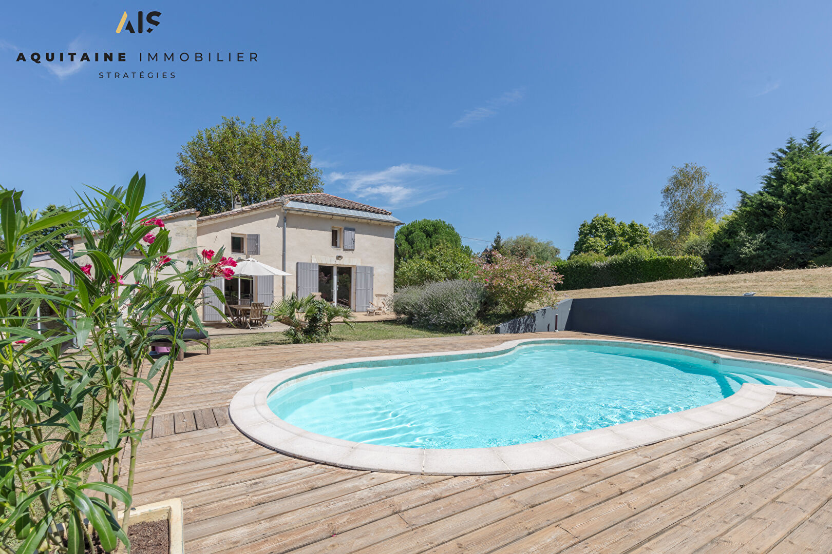 AQUITAINE IMMOBILIER STRATEGIES - EXCLUSIVITE - CROIGNON - MAISON 195 M²  TERRAIN 3000 M² AVEC PISCINE ET GARAGE.