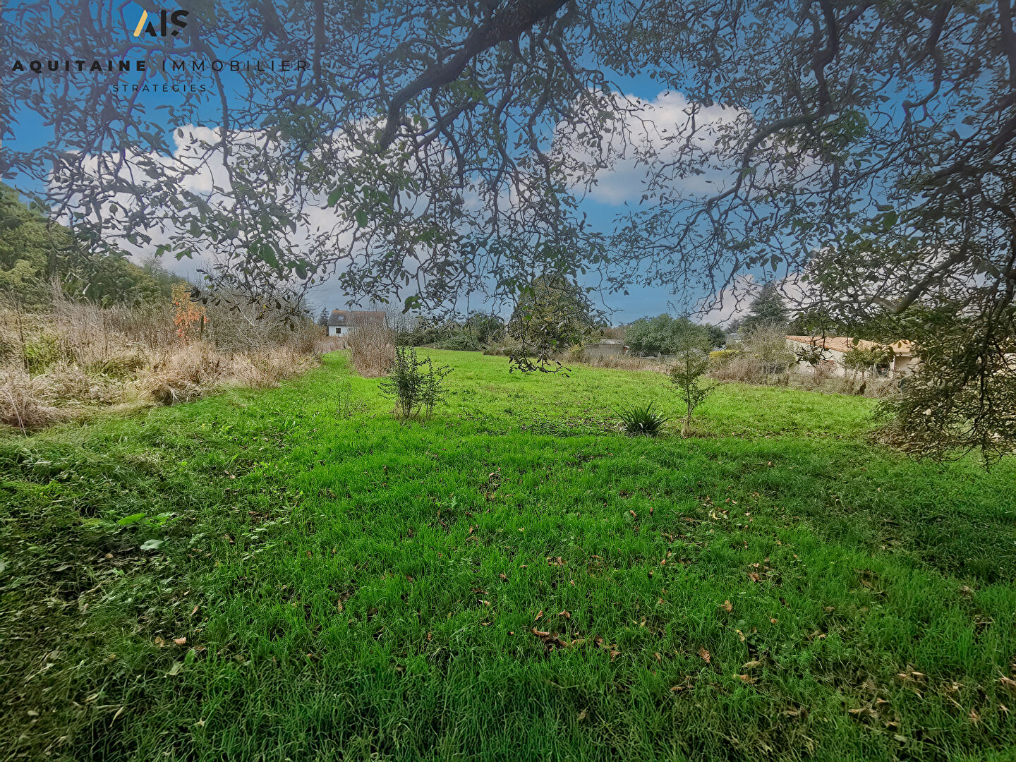 NOUVEAUTE - AQUITAINE IMMOBILIER STRATEGIES - TERRAIN CONSTRUCTIBLE NON VIABILISE 1632 M².