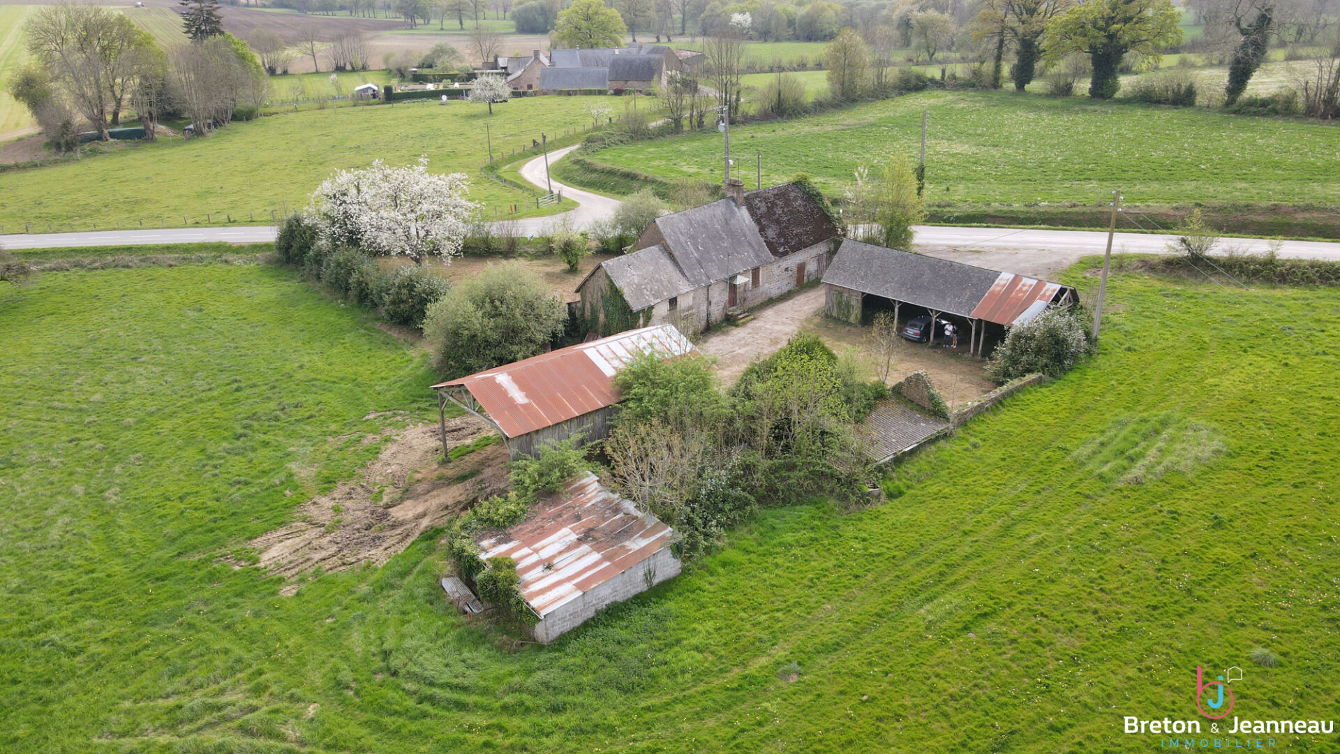 Ancien corps de ferme sur plus de 7 hectares de terres à St Denis de Gastines
